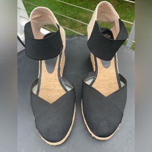 Andre Assous - ANOUKA ESPADRILLE WEDGE - size 7.5 - black